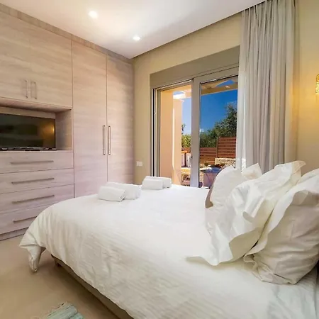 Villa Sleeps 4 With Pool Air Con And Wifi Mousata