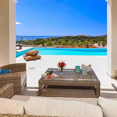 Villa Sleeps 4 With Pool Air Con And Wifi